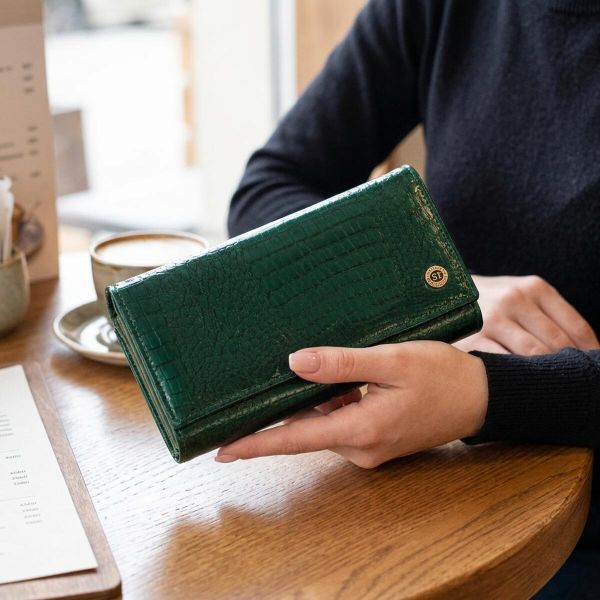 Лакированный женский кошелек с блоком для визиток из натуральной кожи ST Leather 19424 Зеленый