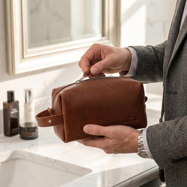 Мужская косметичка среднего размера из гладкой кожи на молнии Сердце GRANDE PELLE 16765 Светло-коричневая
