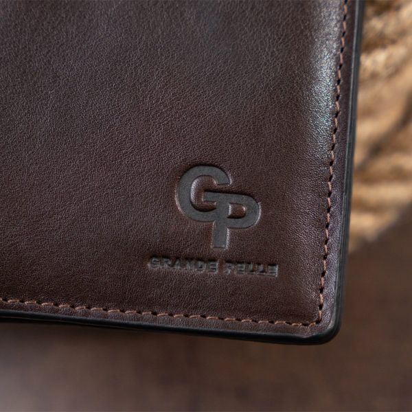 Вертикальное глянцевое портмоне с накладной монетницей GRANDE PELLE 11330 Шоколадное
