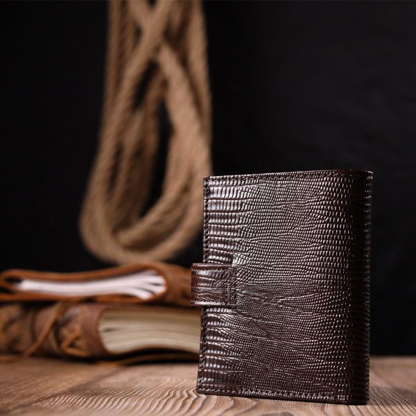 Вместительный вертикальный мужской кошелек из фактурной кожи KARYA 20991 Коричневый