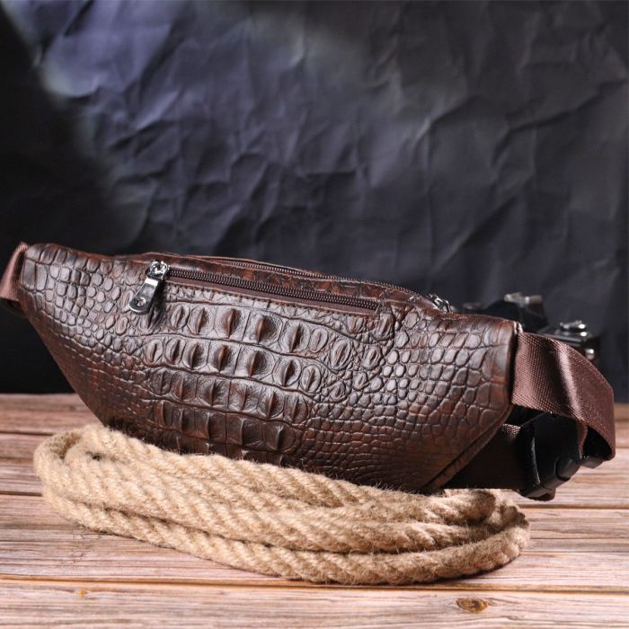 Модная поясная сумка из натуральной кожи с фактурой под крокодила 21298 Vintage Коричневая