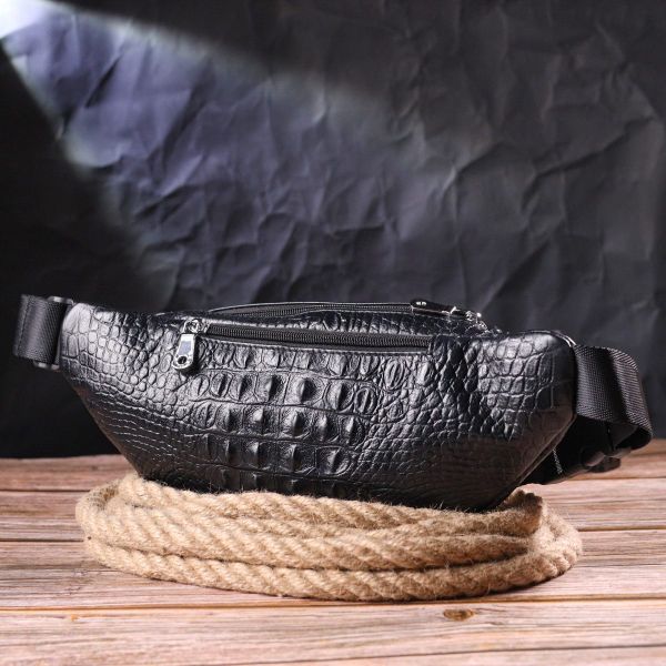 Стильная поясная сумка из натуральной кожи с фактурой под крокодила 21297 Vintage Черная
