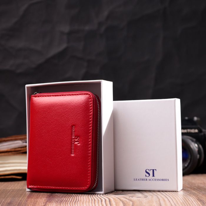 Стильный кожаный кошелек для женщин на молнии с тисненым логотипом производителя ST Leather 19490 Красный
