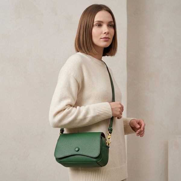 Кожаная женская сумка в красивом цвете и с фигурным клапаном Vintage 22430 Зеленая
